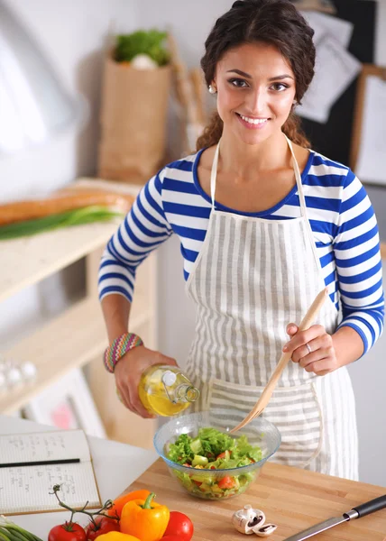 Young woman mixing fresh salad — Stock Photo, Image