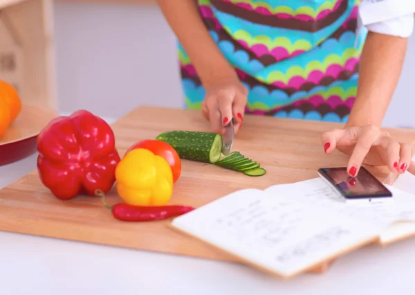 Leende ung kvinna förbereda sallad i köket — Stockfoto