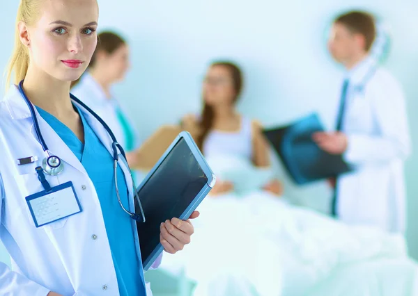 病院のフォルダに立っている女性医師 — ストック写真