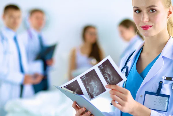 Cirurgião e médico analisando raio-X juntos em consultório médico — Fotografia de Stock