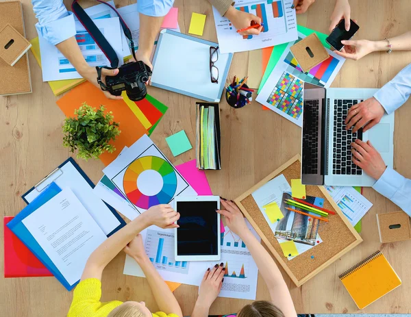 Gente de negocios sentada y discutiendo en la reunión de negocios, en la oficina — Foto de Stock