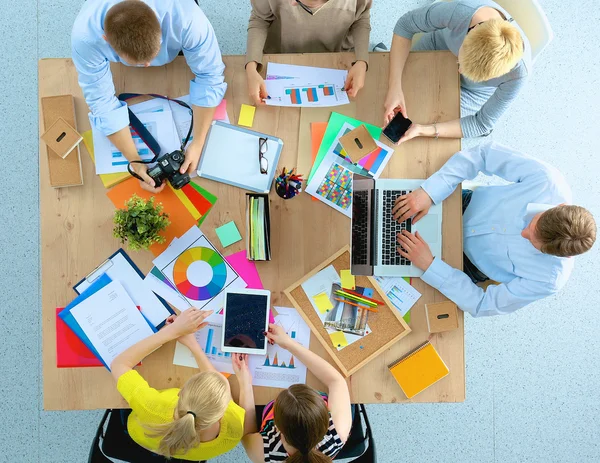 Zakenmensen zitten en discussiëren op zakelijke bijeenkomst, in functie — Stockfoto