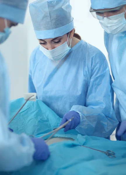 Equipe de cirurgia jovem na sala de cirurgia — Fotografia de Stock