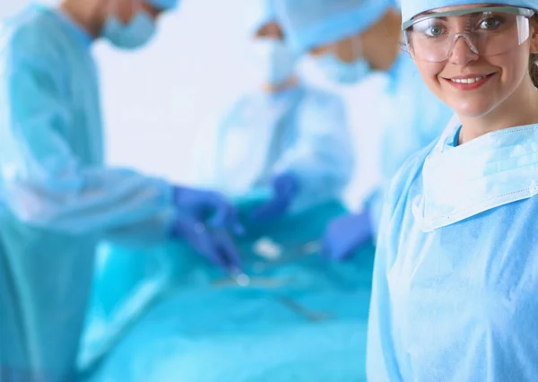 Equipe de cirurgia jovem na sala de cirurgia — Fotografia de Stock