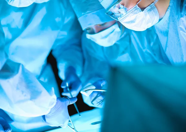 Surgery team in the operating room — Stock Photo, Image