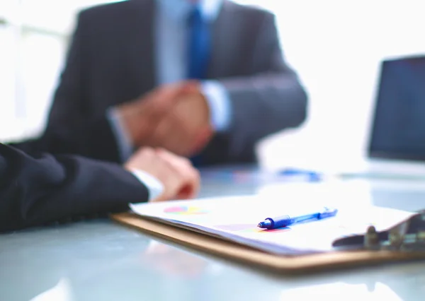 Gente de negocios dándose la mano, terminando una reunión — Foto de Stock