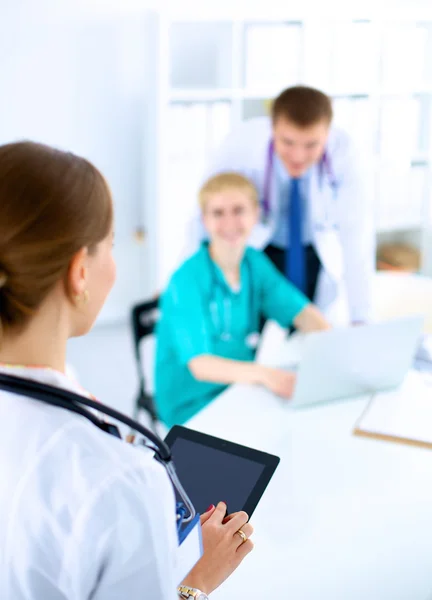 Medico donna in piedi con stetoscopio in ospedale — Foto Stock