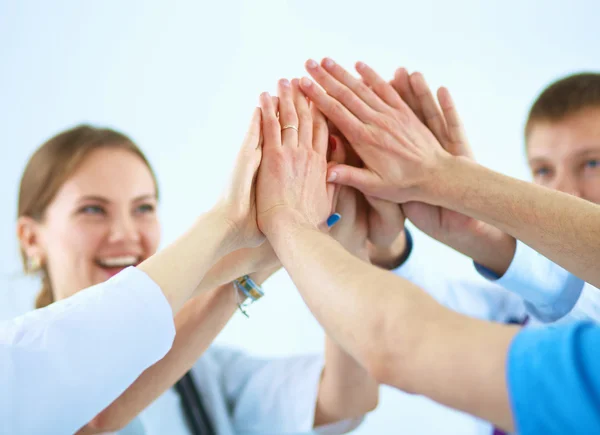 Ärzte und Krankenschwestern in einem medizinischen Team beim Händestapeln — Stockfoto