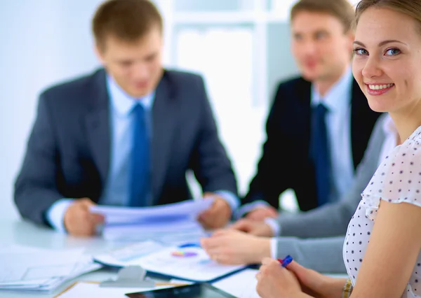 Zakenmensen zitten en discussiëren op zakelijke bijeenkomst, in functie — Stockfoto