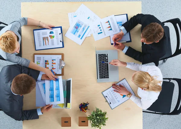 Uomini d'affari che siedono e discutono alla riunione di lavoro, in ufficio — Foto Stock