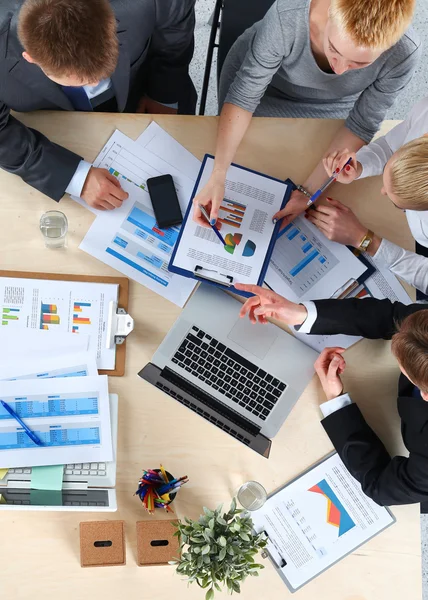 Zakenmensen zitten en discussiëren op zakelijke bijeenkomst, in functie — Stockfoto