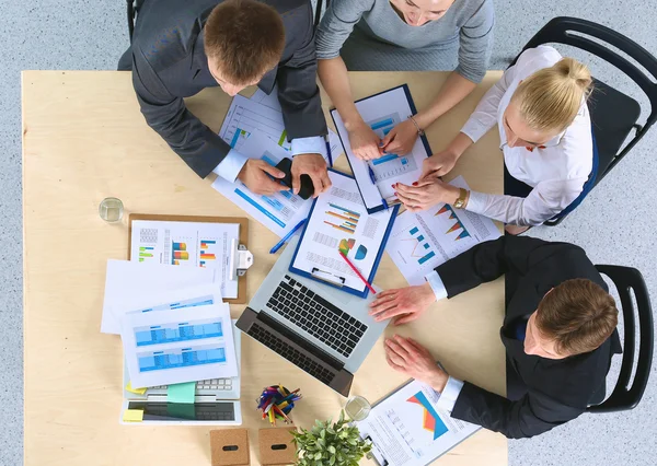 Gente de negocios sentada y discutiendo en la reunión de negocios, en la oficina — Foto de Stock