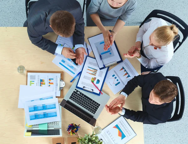 Zakenmensen zitten en discussiëren op zakelijke bijeenkomst, in functie — Stockfoto