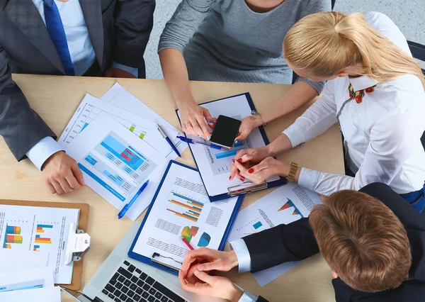 Uomini d'affari che siedono e discutono alla riunione di lavoro, in ufficio — Foto Stock