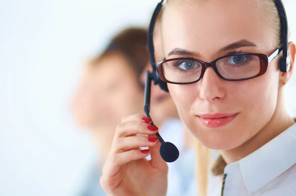 Atractivos jóvenes empresarios y colegas positivos en una oficina de call center — Foto de Stock