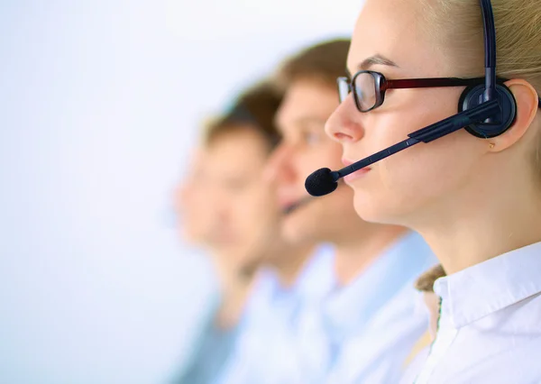 Jovens empresários e colegas atraentes e positivos em um escritório de call center — Fotografia de Stock