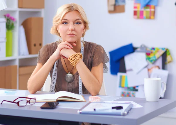 Junge Modedesignerin arbeitet im Atelier. — Stockfoto