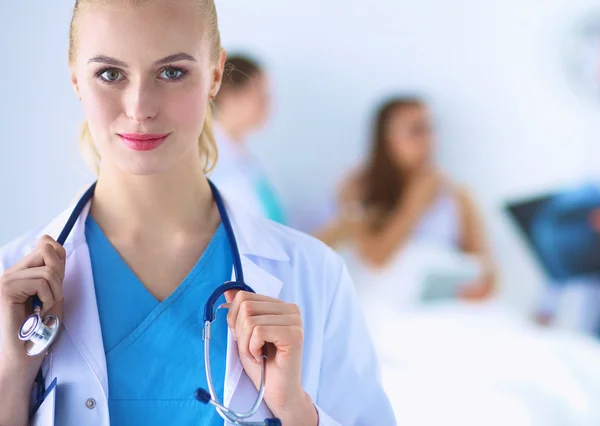 Woman doctor standing with stethoscope at hospital — Stock Photo, Image