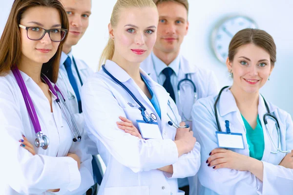 Retrato de grupo de colegas de hospital sorridentes juntos — Fotografia de Stock