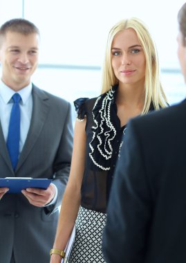 İş adamları toplantıdan sonra el sıkışıyor