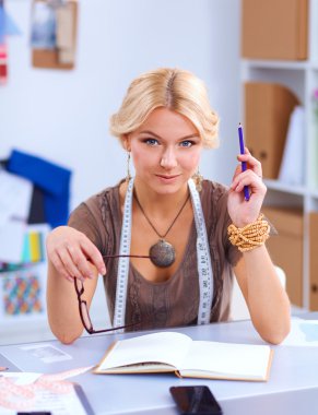 Stüdyoda çalışan genç moda tasarımcısı.