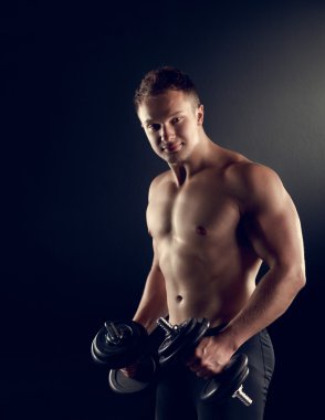 yakışıklı kaslı adam dumbell ile çalışma dışarı