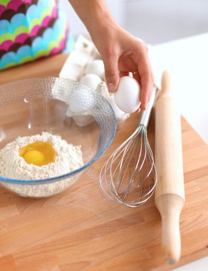 Kadın mutfakta pasta yapıyor.