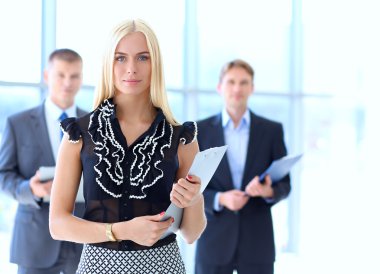 Bir klasörde elleri ile ön planda duran iş kadın