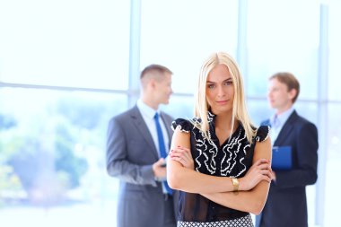 İş kadını ofiste ön planda duran