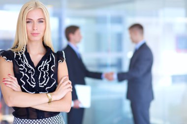 İş kadını ofiste ön planda duran