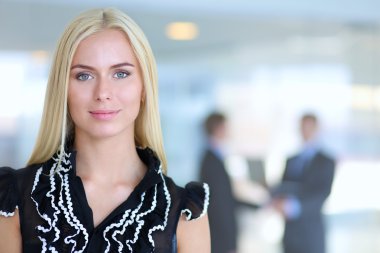 İş kadını ofiste ön planda duran