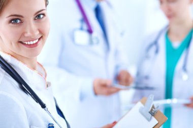 Masada oturan gülümseyen güzel genç bayan doktor.