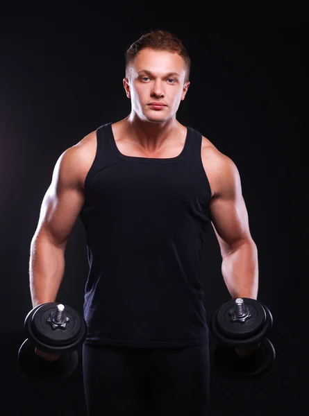 Hombre musculoso guapo haciendo ejercicio con pesas —  Fotos de Stock