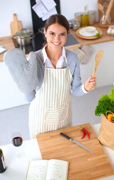 Mujer haciendo comida saludable de pie sonriendo en la cocina — Foto de Stock