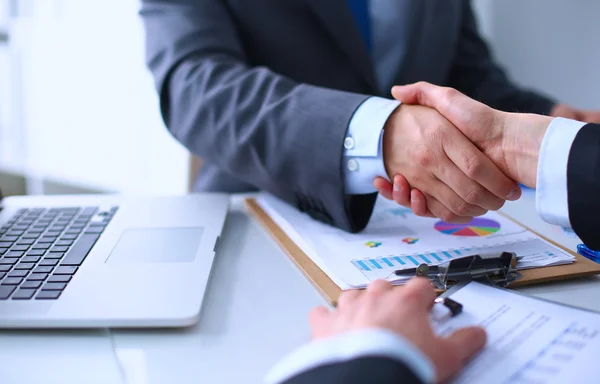 Gente de negocios dándose la mano, terminando una reunión —  Fotos de Stock