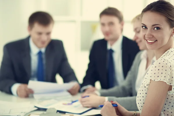 Zakenmensen zitten en discussiëren op zakelijke bijeenkomst, in functie — Stockfoto