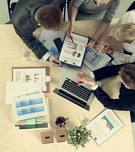 Gente de negocios sentada y discutiendo en la reunión de negocios, en la oficina — Foto de Stock