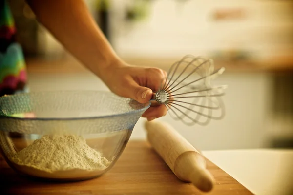 Young woman in the kitchen, isolated on background — Stock Photo, Image