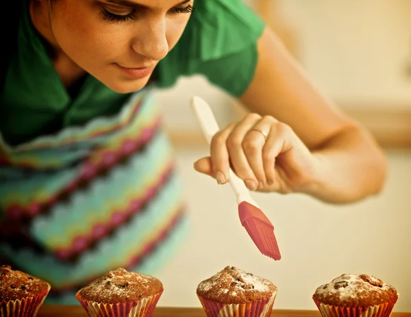 Vrouw bakt taarten in de keuken. — Stockfoto