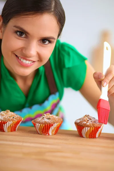 Kadın mutfakta pasta yapıyor. — Stok fotoğraf