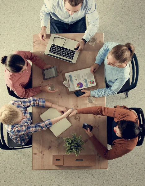 Geschäftsleute sitzen und diskutieren bei Geschäftstreffen, im Büro — Stockfoto