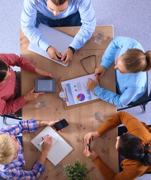 Geschäftsleute sitzen und diskutieren bei Geschäftstreffen, im Büro — Stockfoto