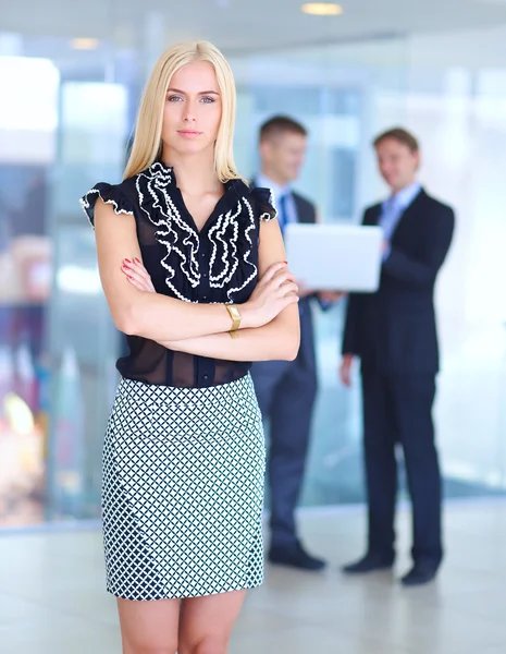 女商人站在办公室的应用前景 — 图库照片