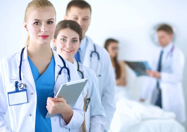 Portrait d'un groupe de collègues souriants de l'hôpital debout ensemble — Photo