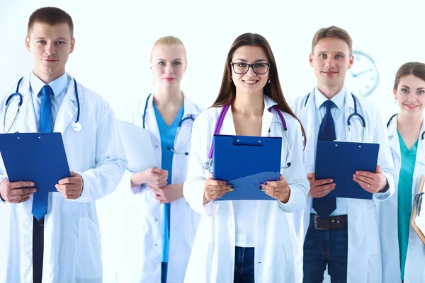 Porträt einer Gruppe lächelnder Krankenhauskollegen, die zusammen stehen — Stockfoto