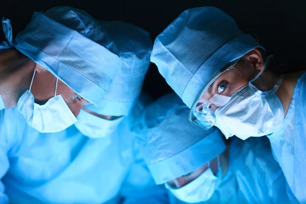 Surgery team in the operating room — Stock Photo, Image