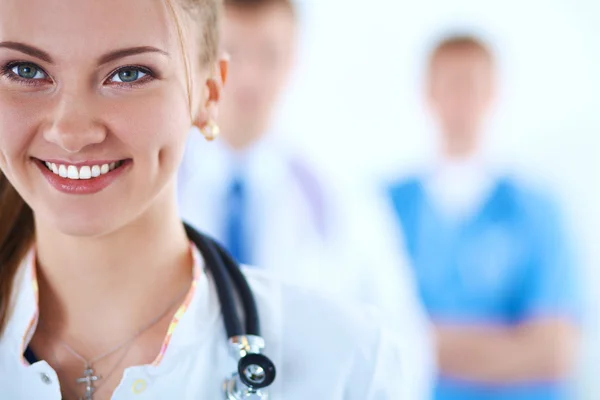 Doctora de pie con estetoscopio en el hospital — Foto de Stock