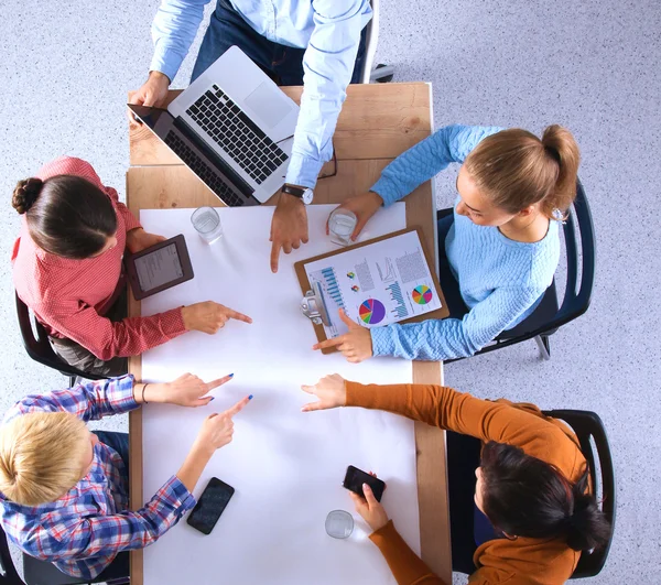 Gente de negocios sentada y discutiendo en la reunión de negocios, en la oficina — Foto de Stock