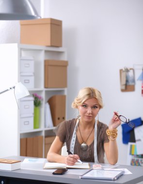 Giysi Tasarımcısı ofisinde işyerinde