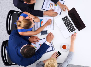 Ofis çalışanları bir laptop işaret timinin Üstten Görünüm